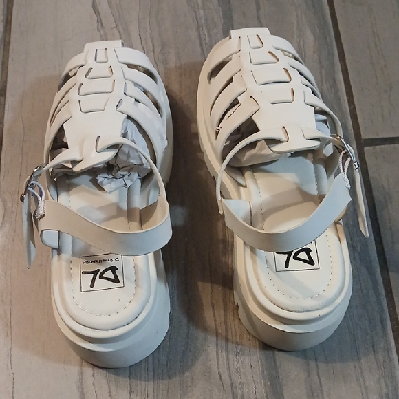 Kids White Sandals - Picture 4 of 10